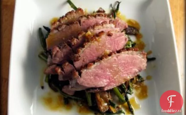 Salată De Legume Prăjită Cu Rață Crocantă De Mandarină