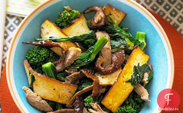 Tofu presat, rață prăjită și Broccolini se amestecă