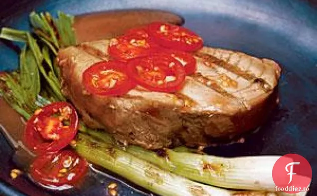 Fripturi de ton cu Scallions la grătar și roșii