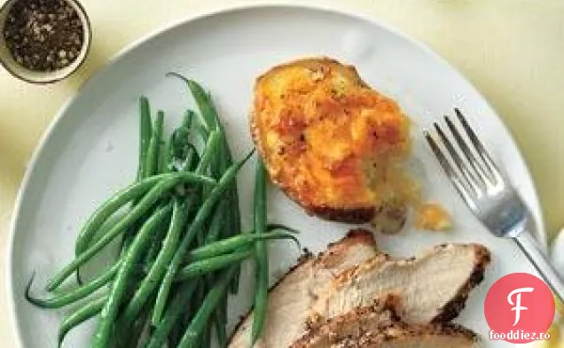 Curcan prăjit cu cartofi umpluți cu Cheddar