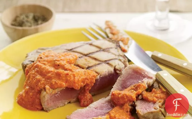 Ton la grătar cu sos Romesco afumat-migdale