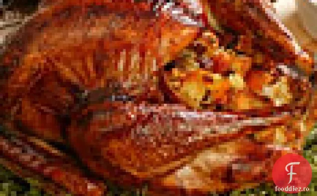 Curcan prăjit clasic cu umplutură cu ierburi și sos de modă veche