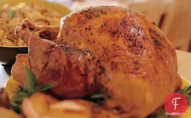 Curcan afumat frecat cu condimente cu umplutură de pere prăjite și sirop de afine