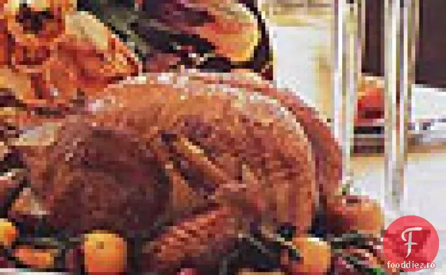 Prăjiți curcan cu mere, ceapă, frunze de salvie prăjite și sos de cidru de mere