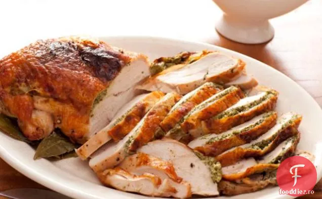 Piept de curcan prăjit cu ierburi cu sos de tigaie