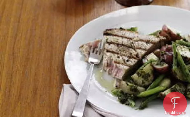 Fripturi De Ton La Grătar Cu Salată De Cartofi Și Fasole Verde