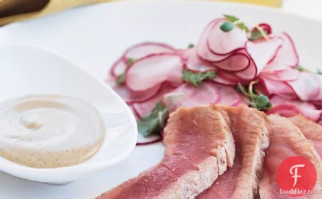 Ton ars cu salată de ridiche și pansament Wasabi