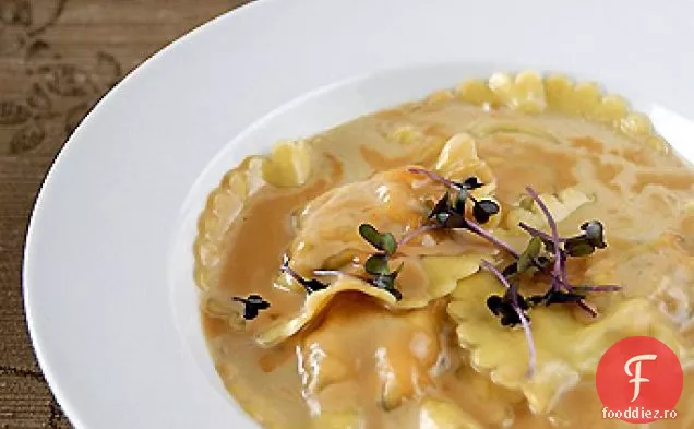 Ravioli de homar cu bulion de homar și un sos de lămâie-crustacee