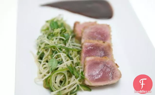 Orez Krispiesandtrade; ton cu salată de castraveți și sos Hoisin-Lime
