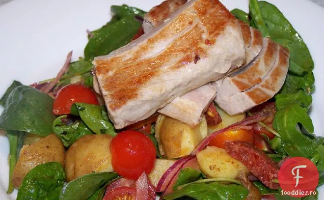 Friptură De Ton Cu Salată Caldă De Cartofi Noi, Chorizo Și Roșii