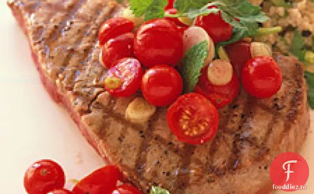 Ton la grătar cu salată de cireșe-roșii și Bulghur cu ierburi