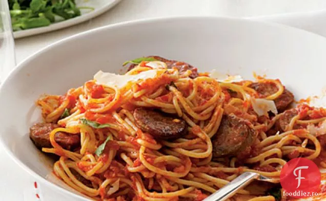 Spaghete cu cârnați și sos simplu de roșii
