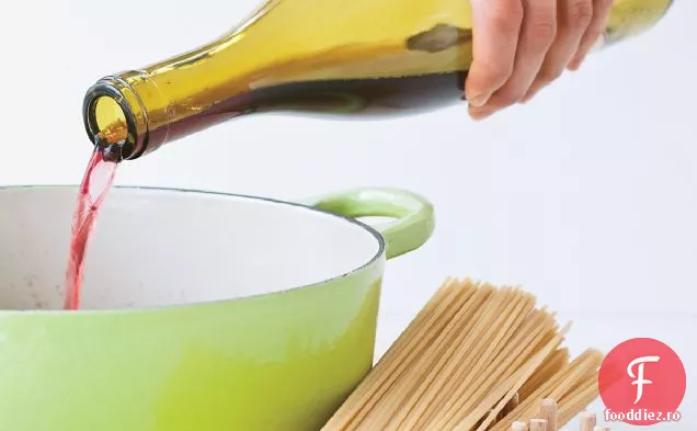 Spaghete de vin roșu cu nuci și pătrunjel