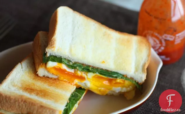 Sandwich Cu Ou Prăjit Cu Sriracha