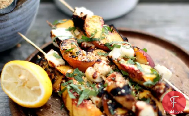 Halloumi La Grătar Și Piersici Cu Dukkah