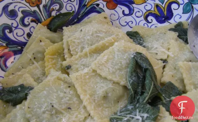 Ravioli De Casă Umplute Cu Verdeață În Unt Și Salvie