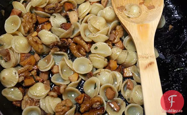 Orecchiete Cu Ciuperci Chanterelle, Salvie, Nuci, Și Maro