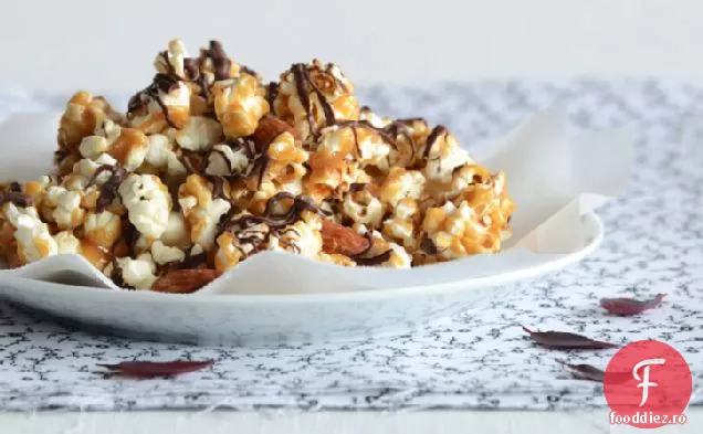 Butter Toffee Popcorn {cu ciocolată neagră și nuci sărate}