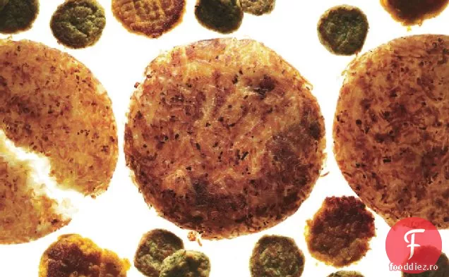 Latkes de cartofi în stil R. R. R. cu mere de rozmarin și unt brun