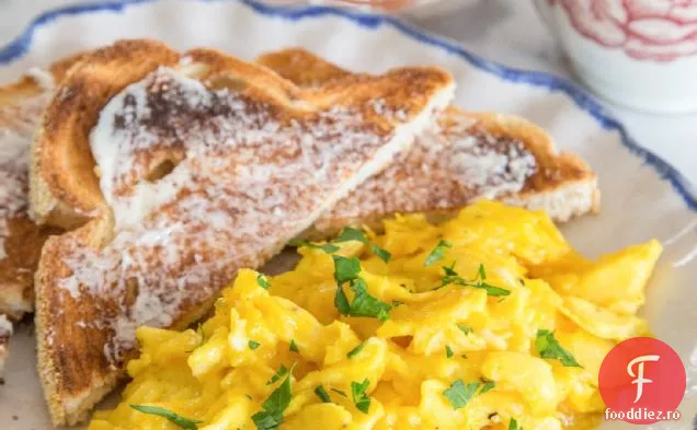 Cum Se Fac Ouă Amestecate Cremoase Și Delicioase