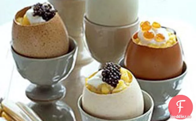 Ouă Amestecate Cu Creme Fraiche Și Caviar În Cupe Cu Coajă De Ou