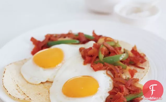 Huevos Rancheros cu Sofrito picant de șuncă