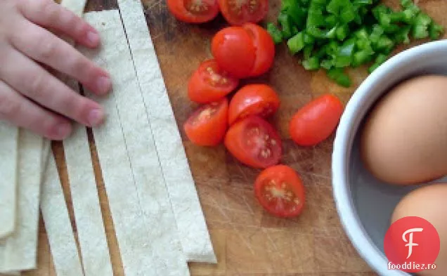 Ouă Amestecate Picante Cu Fâșii Crocante De Tortilla De Porumb
