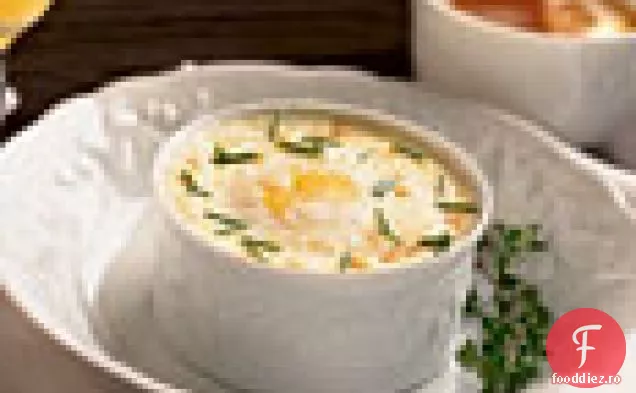 Ouă individuale coapte la cuptor cu piure de cartofi și ierburi