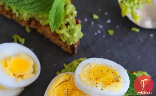 Ouă fierte moi cu piure de mazăre și Edamame peste pâine prăjită fără Gluten