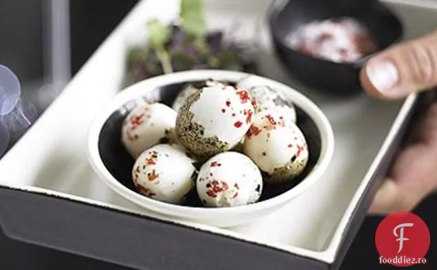 Ouă De Prepeliță Cu Sare De Boabe De Piper Roz