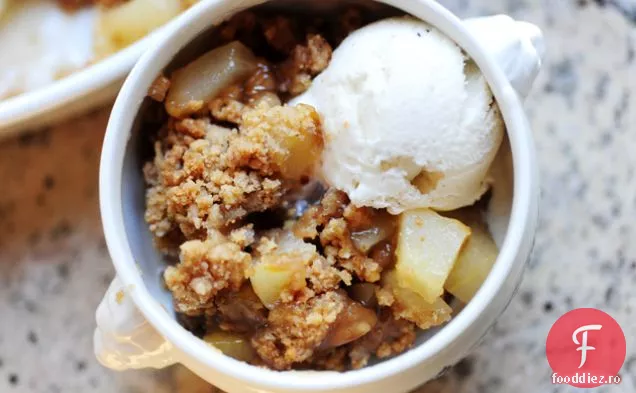 Pere-scorțișoară crocantă cu înghețată de vanilie