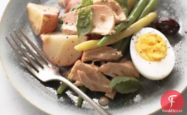 Salată de fasole, măsline și ton în fulgi