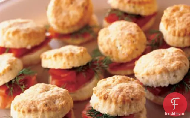 Biscuiți Cu Brânză De Capră Și Piper Negru Cu Somon Afumat Și Mărar