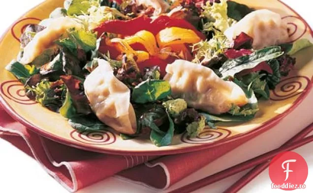 Potsticker și salată de ardei prăjită