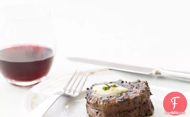 Filet de vită piperat cu usturoi prăjit-unt de ierburi