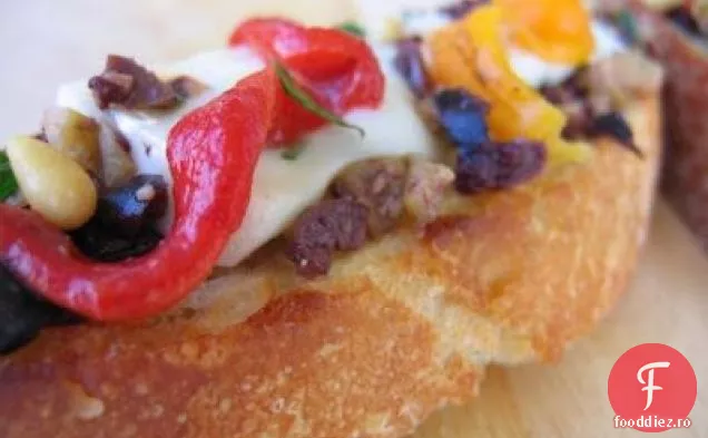 Piper Prăjit, Măsline Și Brie Bruschetta