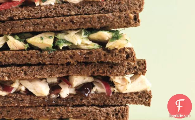 Sandviș cu ton de măsline cu ceapă roșie și Kalamata