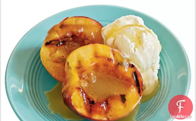 Nectarine la grătar cu sos de miere de vanilie și înghețată