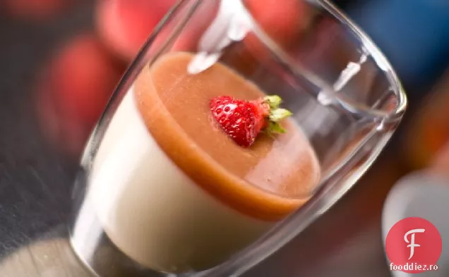 Panna Cotta Cu Iaurt Cu Miere Cu Piure De Piersici Albe