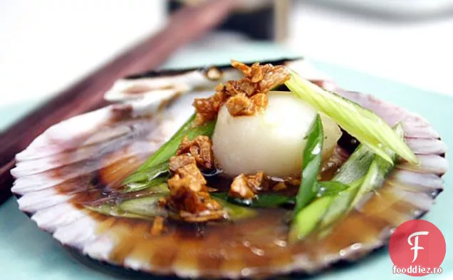 Scoici Aburite Cu Sos De Soia Și Ulei De Usturoi