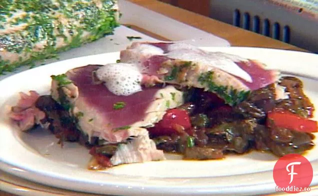 Ton cu ierburi cu Caponata și cremă caldă de lămâie Fraiche