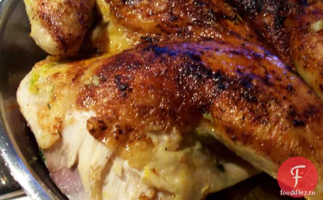 Spice Frecat De Pui Sub O Cărămidă Cu Lămâie, Menta Și Cilantro
