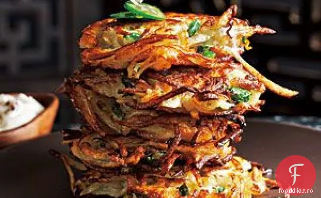 Latkes de coriandru-jalapeno cu smântână Chipotle