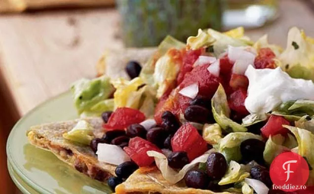 Salată de Quesadilla Cheddar-Jalape4olo cu vinaigretă de coriandru-Lime