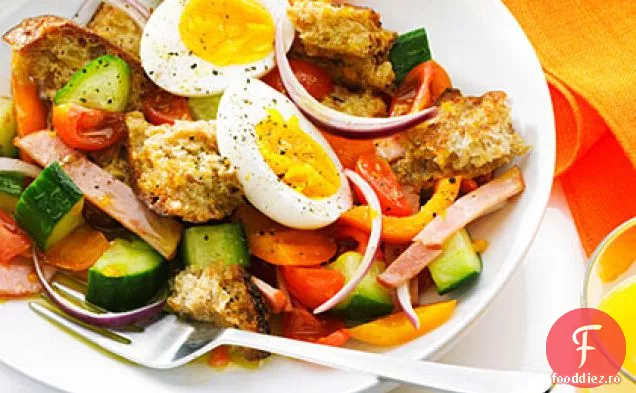 Salată de slănină, ou și pâine prăjită cu sos de OJ
