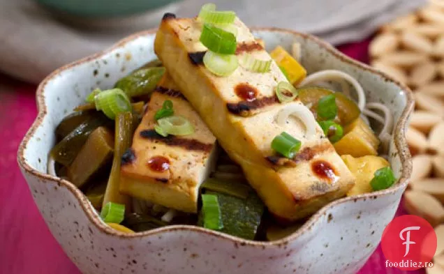 Tofu La Grătar Cu Dovlecei De Vară Și Tăiței