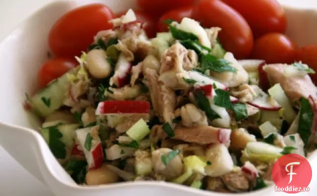 Salată de fasole albă cu lămâie, ton și țelină