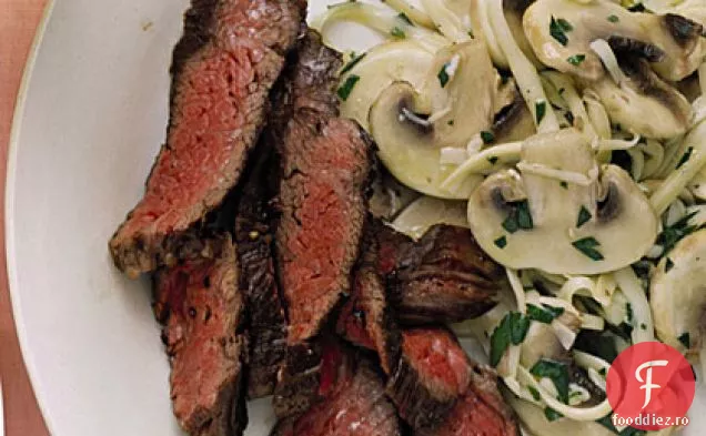 Friptură de fustă arsă cu salată de ciuperci