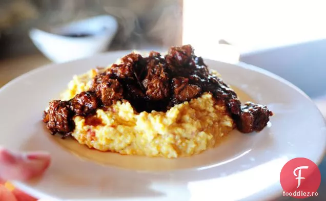Carne de vită fiartă picantă cu grâu cremos de Cheddar