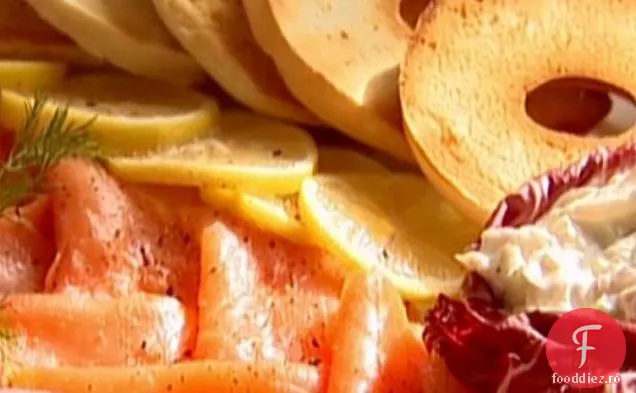 Covrigi cu somon afumat și salată de pește alb